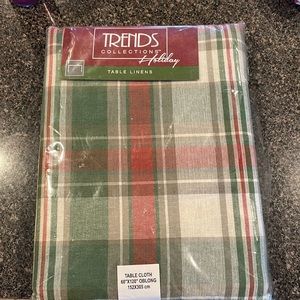 Trends collection green/red plaid tablecloth